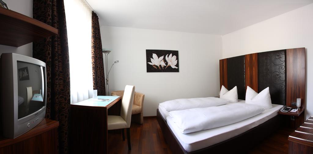 Hotel Zur Pfalz Kandel Esterno foto