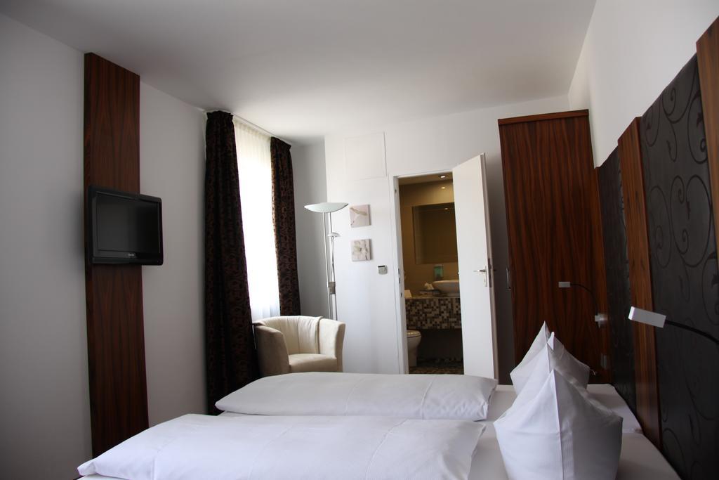 Hotel Zur Pfalz Kandel Esterno foto